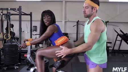 Подтянутую негритянку поставили раком в спортзале на тренажере