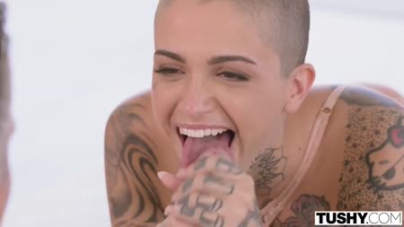 Лысую бабенку в татуировках отодрали в зад здоровым хером