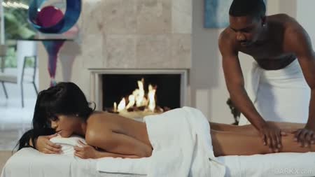 Чел делал массаж Ember Snow и возбудился от ее тела