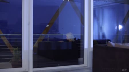 Любовник доводит блондиночку до экстаза