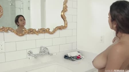 Фигуристая жена подмылась в душе и отдалась в лапы мужа