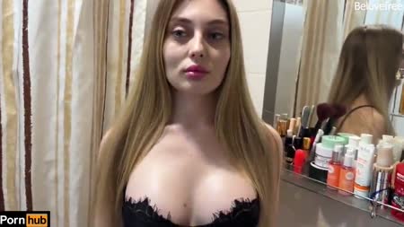 Сводная сестра в откровенных трусиках не смогла отказать брату