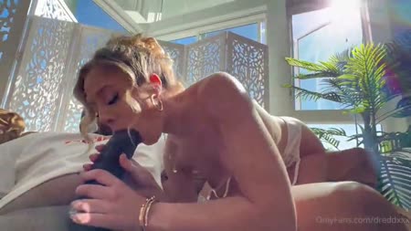 Самка с большим прицепом проверяет себя на прочность