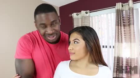 Бойфренд поделился своей милой подружкой нимфоманкой  с черным