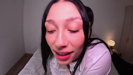 Брюнетка на кровати кокетливо заигрывает с парнем