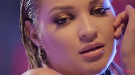 Суперская красотка с обалденной попкой