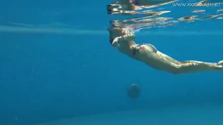 Стройная блондинка показала свою шикарную попку