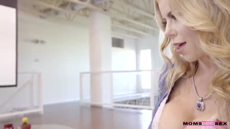 Милфа с большими буферами учит молодых групповому сексу