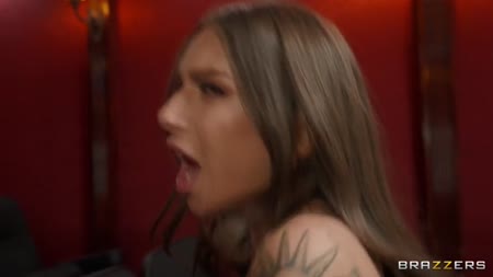 Фильм оказался скучным и девочки захотели разврата