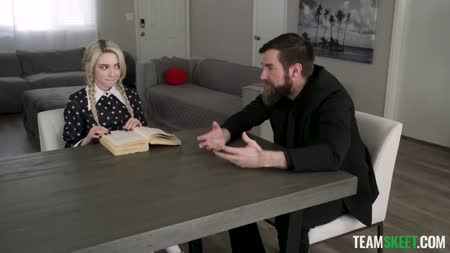 Молодая студентка очень готовилась к встрече с репетитором