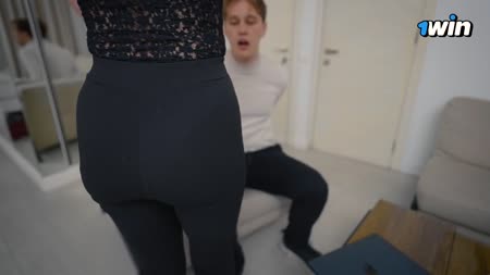 Ботаник сделал девушке массаж плеч, но не стал на этом останавливаться