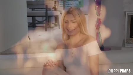 Симпатичная молодая блондинка красиво шпилится во всех позах