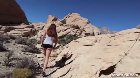 Мамка устала в походе и решила помастурбировать на привале