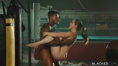 Здоровые черные парни угощают брюнетку членами во все дырки