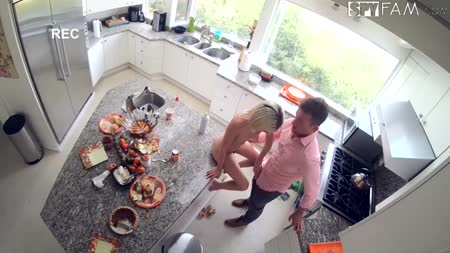 Блонда легко устроила порево с соседом