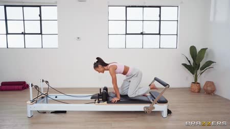 Брюнетка переключилась со скучной тренировки на член