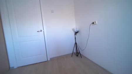 Русская чика сама стянула штаны с парня и начала сосать