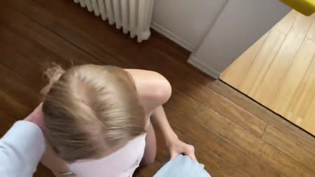 Русская самка отлично делает минет и встает в позу раком